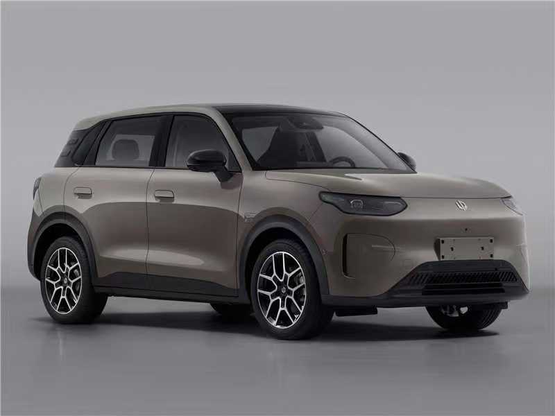 零跑A10亮相工信部车展了，之前有带大家看过车台车的外观，让我想起了曾经的宝马M