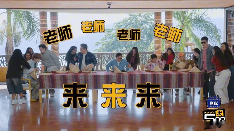 邓超你在用你的脊椎干什么邓超摇最猛的头跪最诚恳的地为了综艺效果拼尽全力，甩头摇到