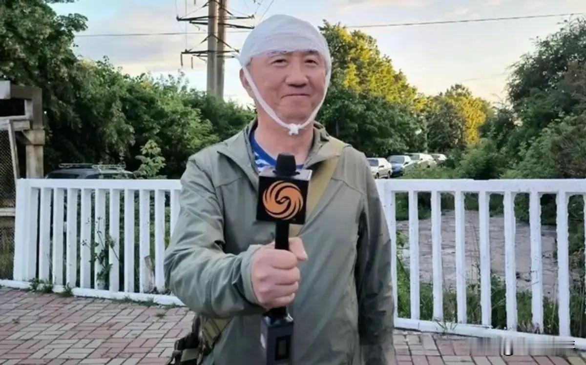 【这个俄军宣传员被打，冤吗？！】
1、他是俄军“嵌入式”随军记者，有意宣扬俄军英