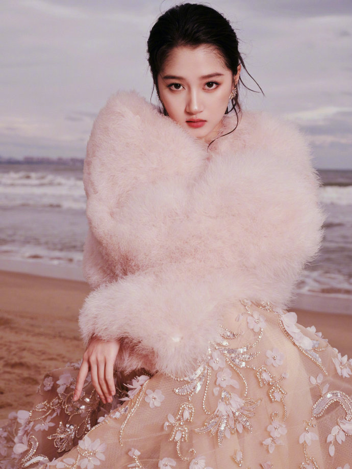 关晓彤elle盛典造型 关晓彤i人很e（elle）的一天🧚🏻‍♀️elle盛