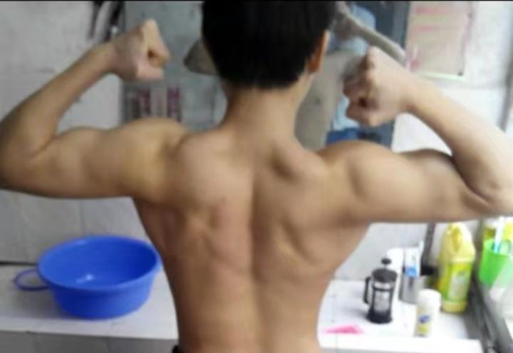 读大学的儿子，不喜欢他的专业，总是去做别的事情，每天都是一万步以上，身体壮如牛，