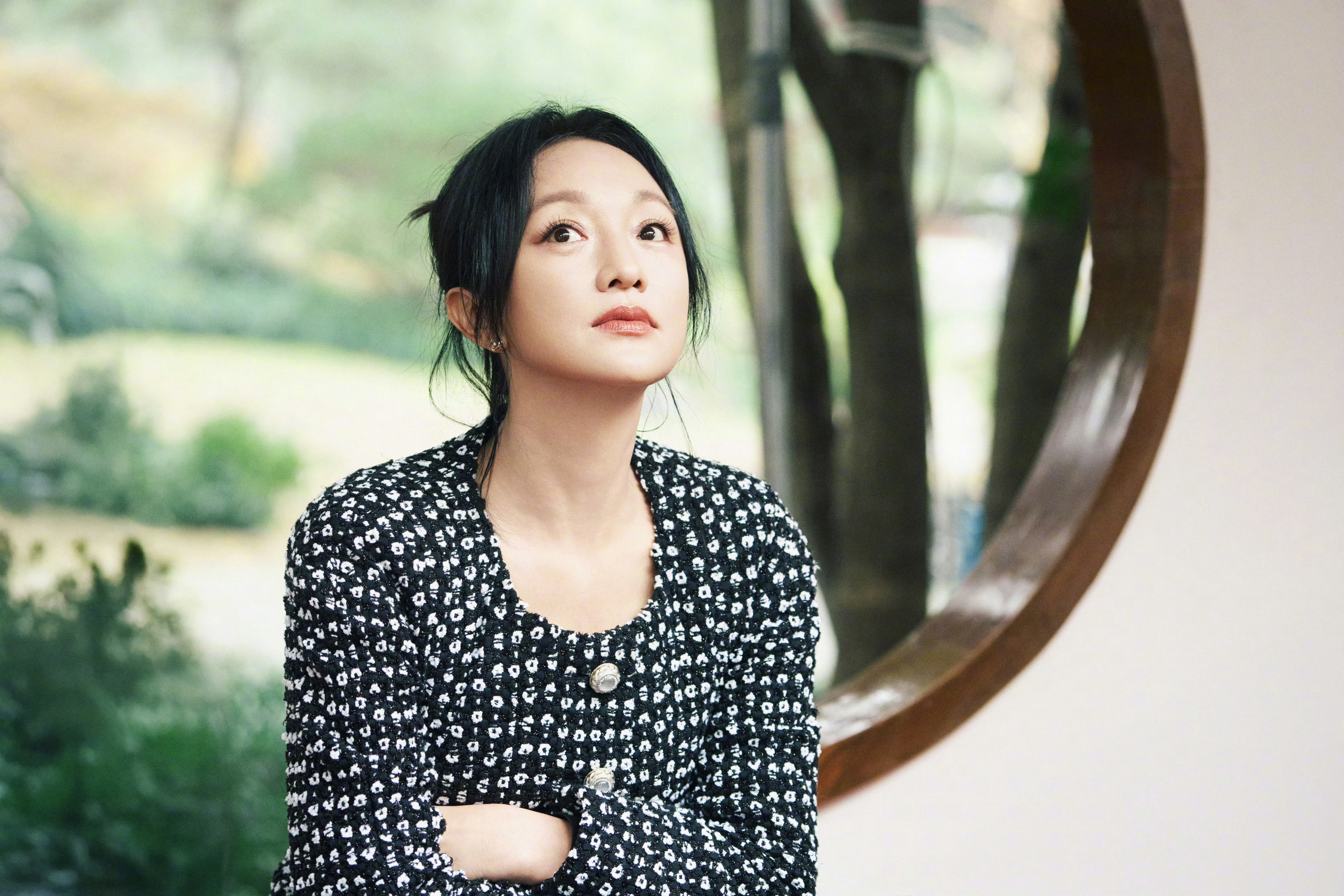 周迅团队脑子也蛮有包的，反正白天也是穿拍的这套，为啥不一起发出来….昨天那组图黑