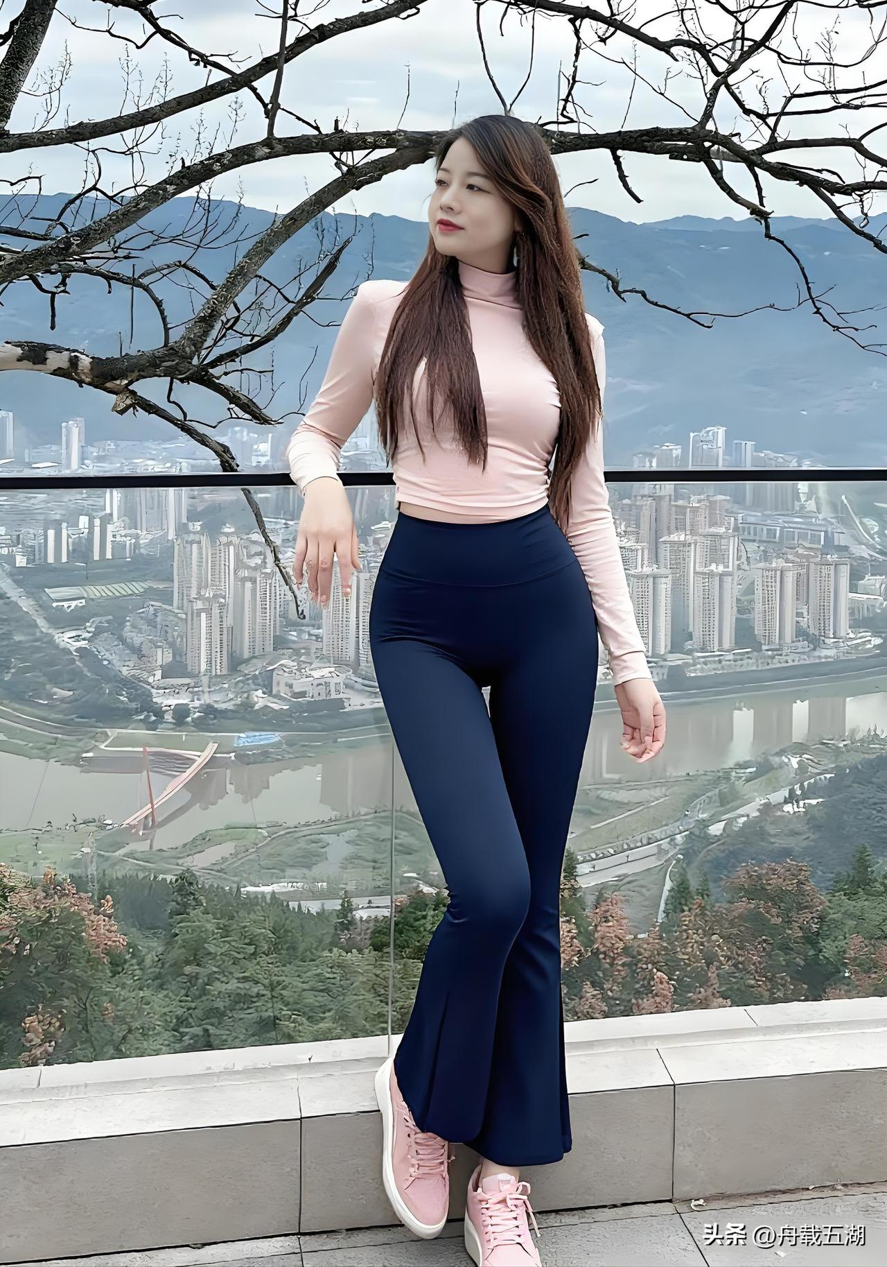 《在缝隙里生长》
干枯的枝桠刺破天空，
却托起一片完整的蔚蓝。
她站在那里，不声