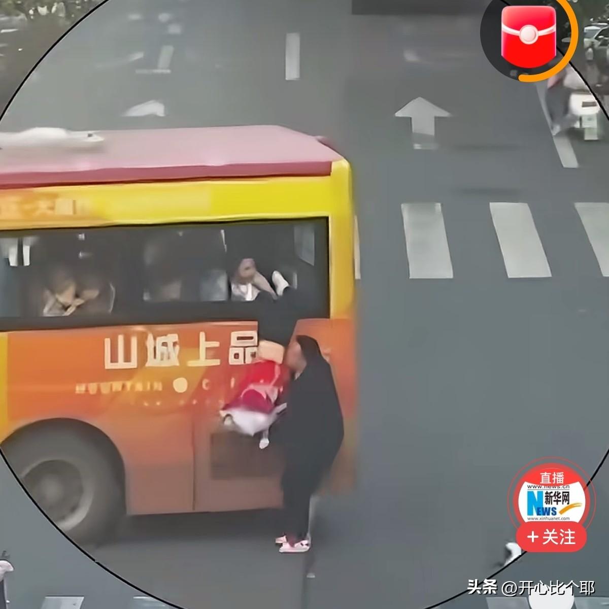 太惊险了！看得我手心直冒汗！

湖南张家界，一女孩差点从公交车窗掉下去！

当时