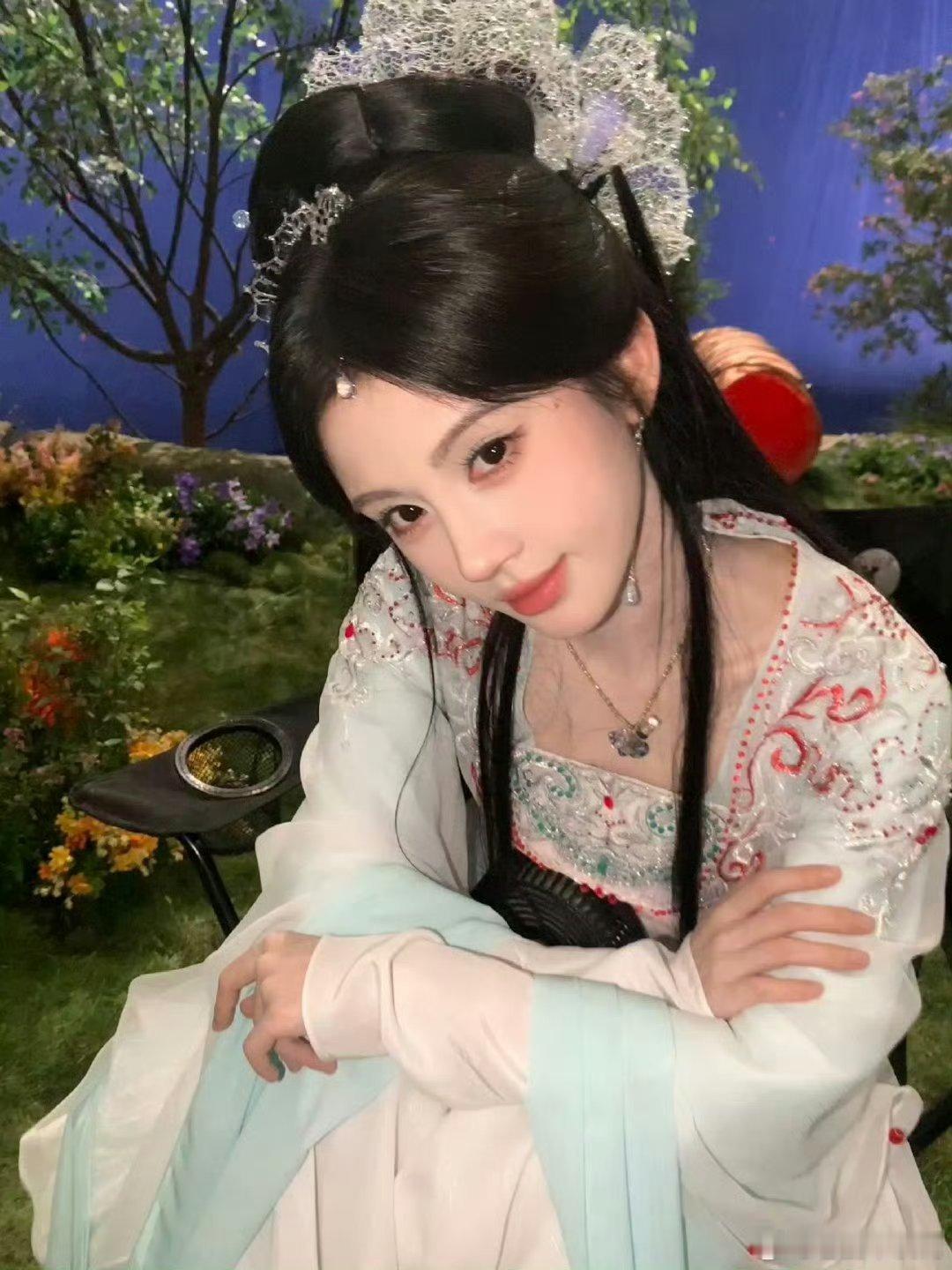 漂亮阿黛出来一下 鞠婧祎现代古代都这么好看呀 ​​​
