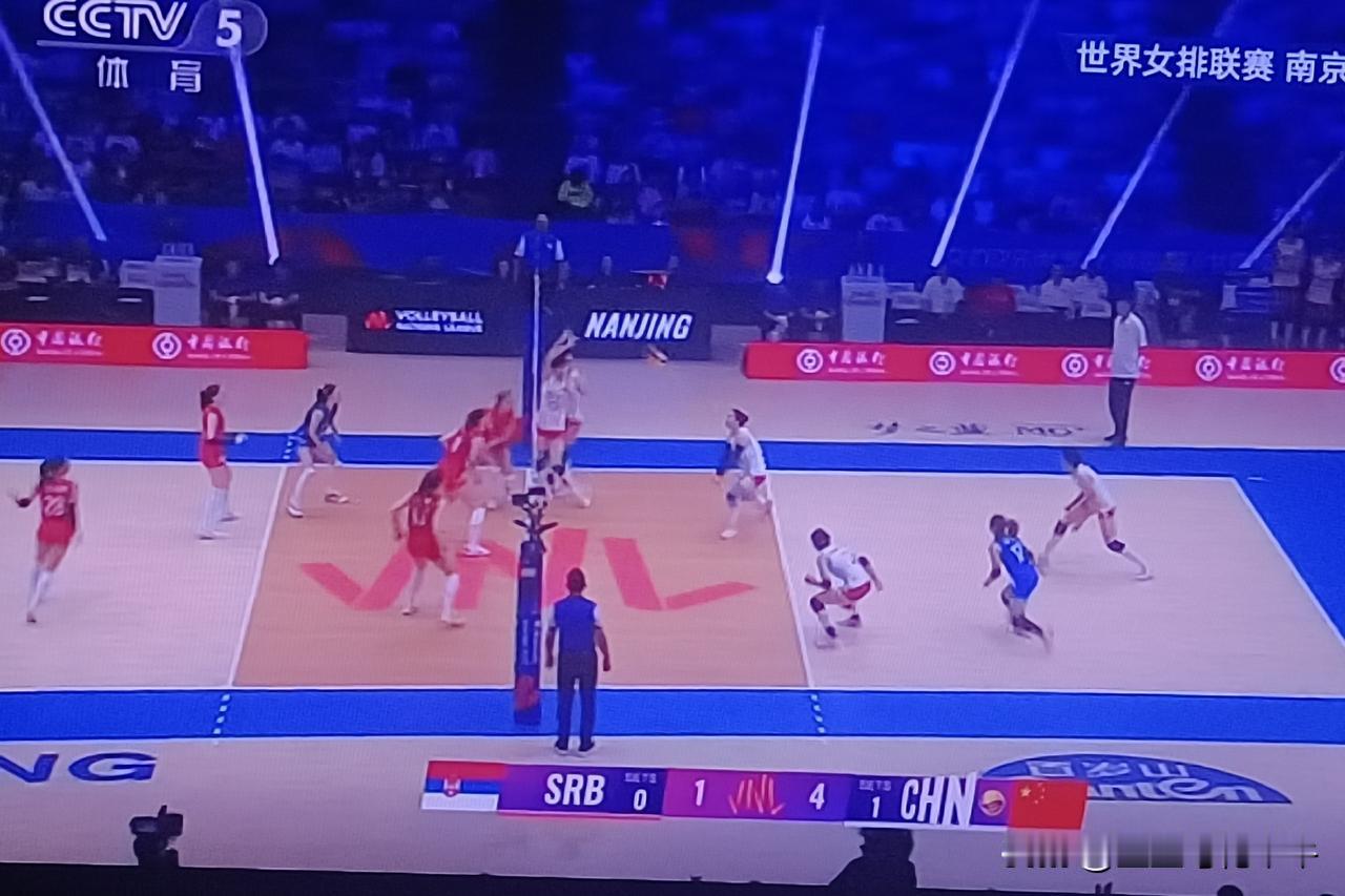 今晚中国女排和塞尔维亚女排的女赛，越看越不对劲，后面就不想看了！塞尔维亚女排这球