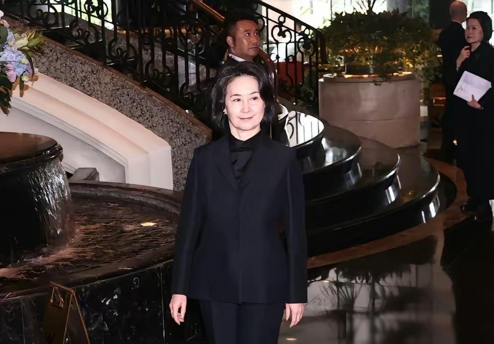 何超蕸追思会举行，何家全体露面，大房和二房和解亲如一家，何超琼一身素黑亲自坐镇主