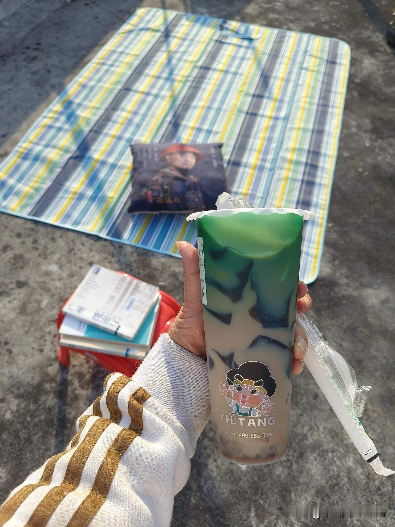 [偷笑]一分钱薅来的烧仙草奶茶。躺平晒太阳，真的很舒服。生活的小确幸，不过如此。