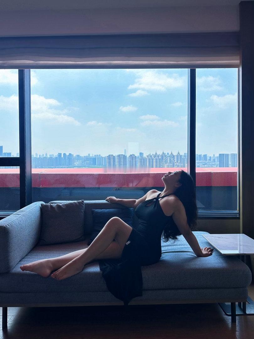 卓尔万豪距离主城区比较远，但是靠近地铁口维护还比较新，餐食种类多， 味道偏清淡一