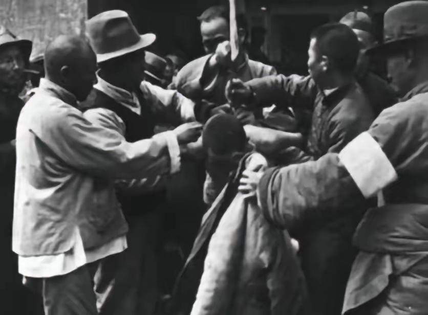 [太阳]1951年，汉奸头子张百奎被执行枪决，行刑人员见民愤很大，故意打偏，围观