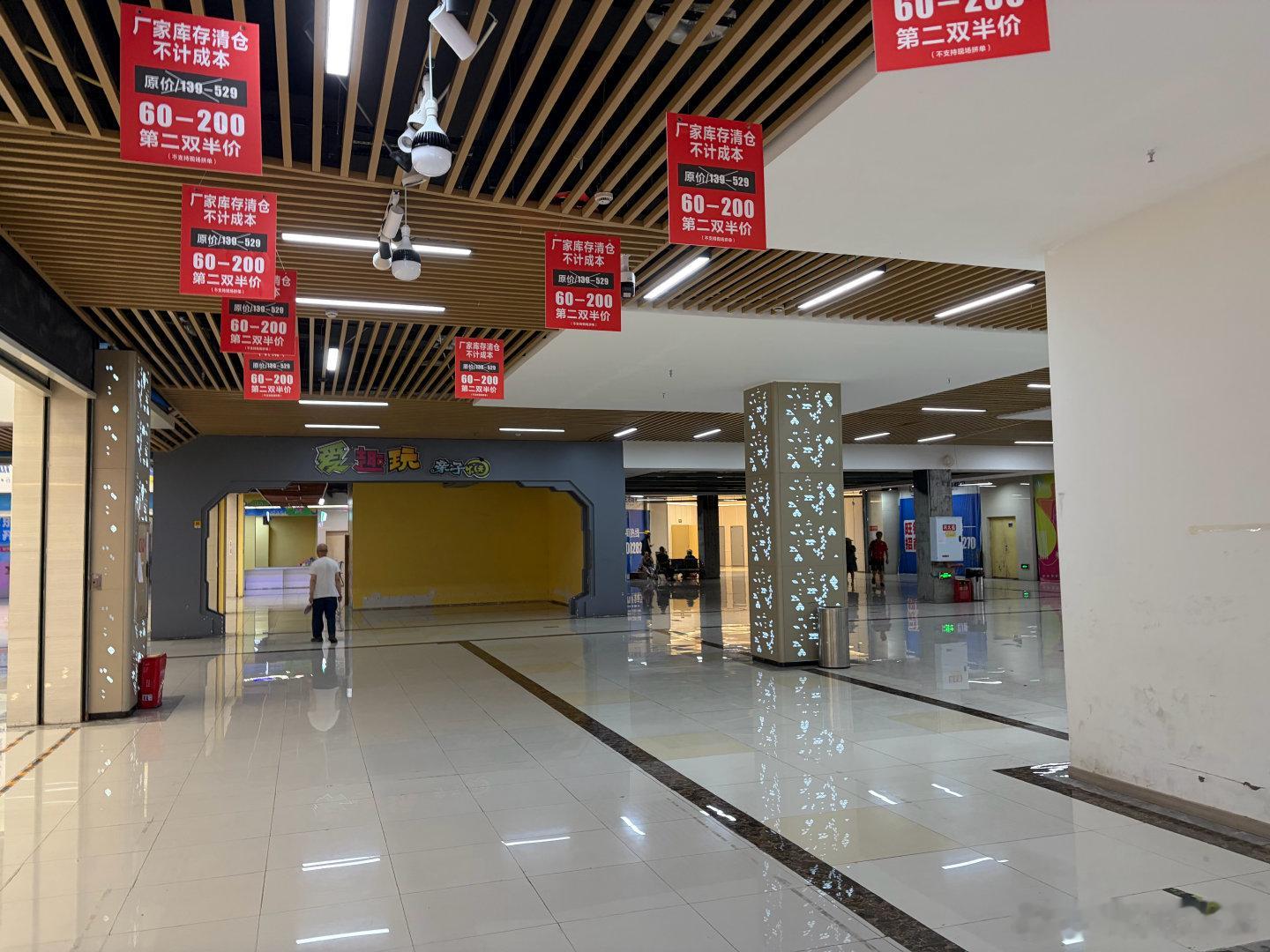 对于一个萧条的小城市，这种后室风格的地方到处都是 