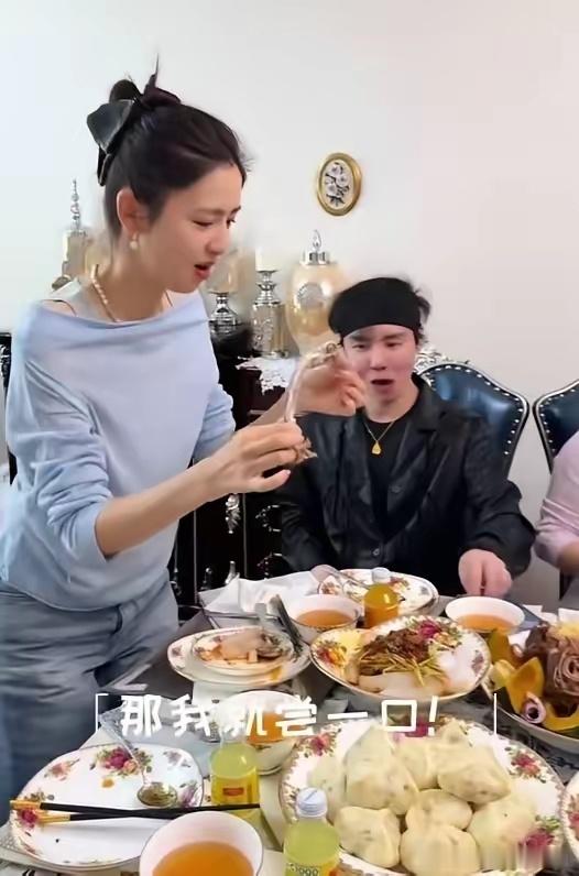 回到新疆的佟丽娅，一头扎进家乡浓浓的烟火气里。满满一桌子地道吃食摆得满满当当，鲜