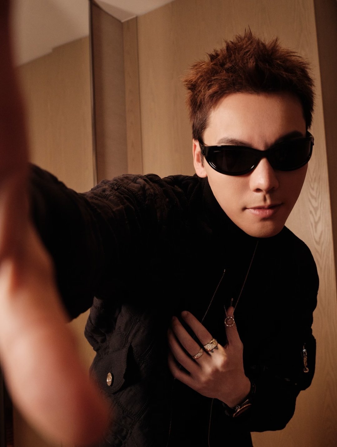 陈伟霆近照～“帮你把镜头打开了每一个时刻都值得认真记录。” 