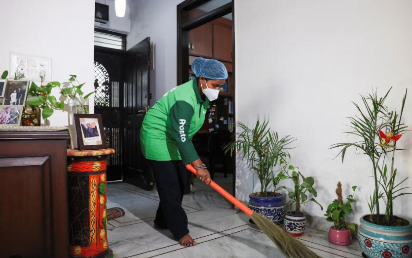 印度家政市场杀出1美元钟点工，时薪全球最低。烧钱补贴让用户只需付1美元，从业者年