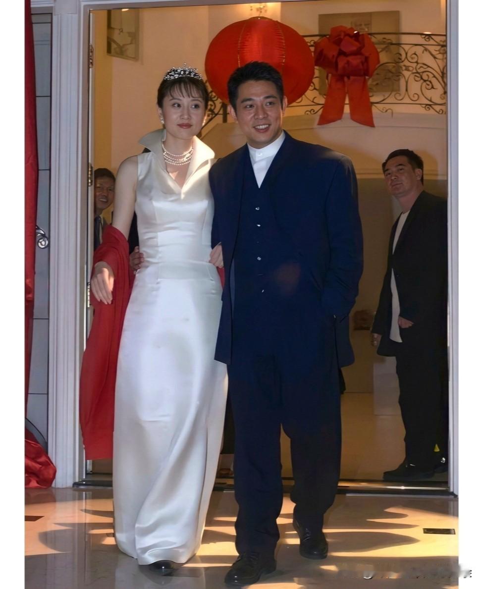 这是李连杰和利智在美国结婚时留下的一张照片，拍摄于一九九九年。当时李连杰三十六岁