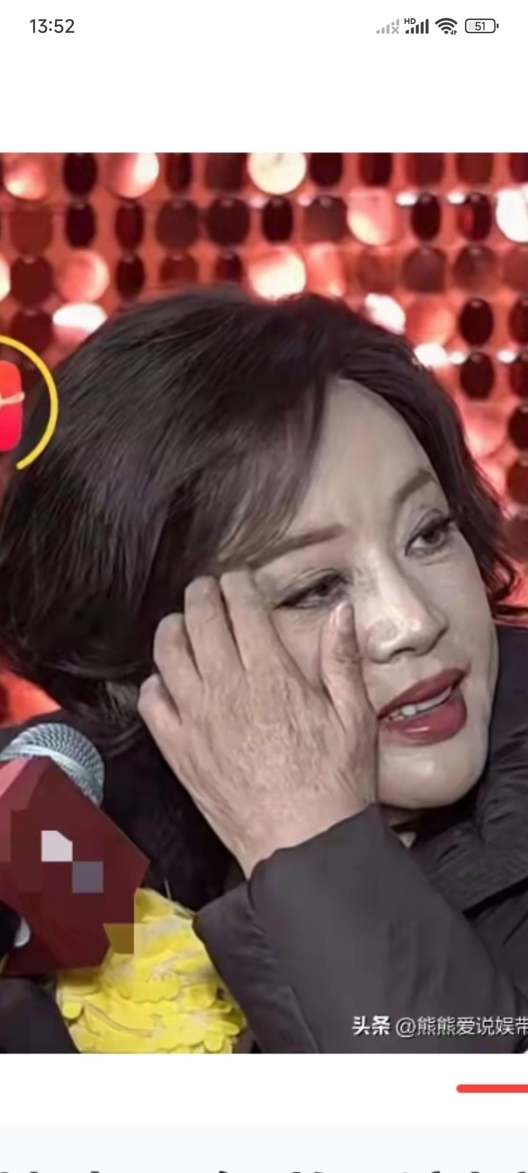 一个上了年纪的女人，无论她怎么打扮，嘴唇抹的怎么红，脸上的腻子抹多少遍，都阻挡不