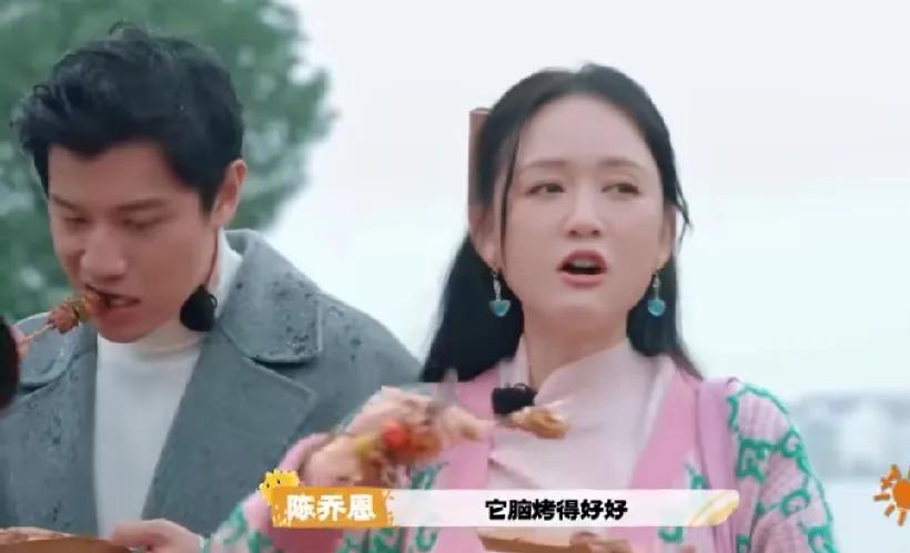 陈乔恩和艾伦在逛市集的时候，看到了手冲咖啡，这是艾伦的最爱，艾伦端起一杯品尝了一