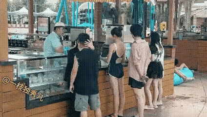原来冰淇凌会让人恋爱。真是这样的。