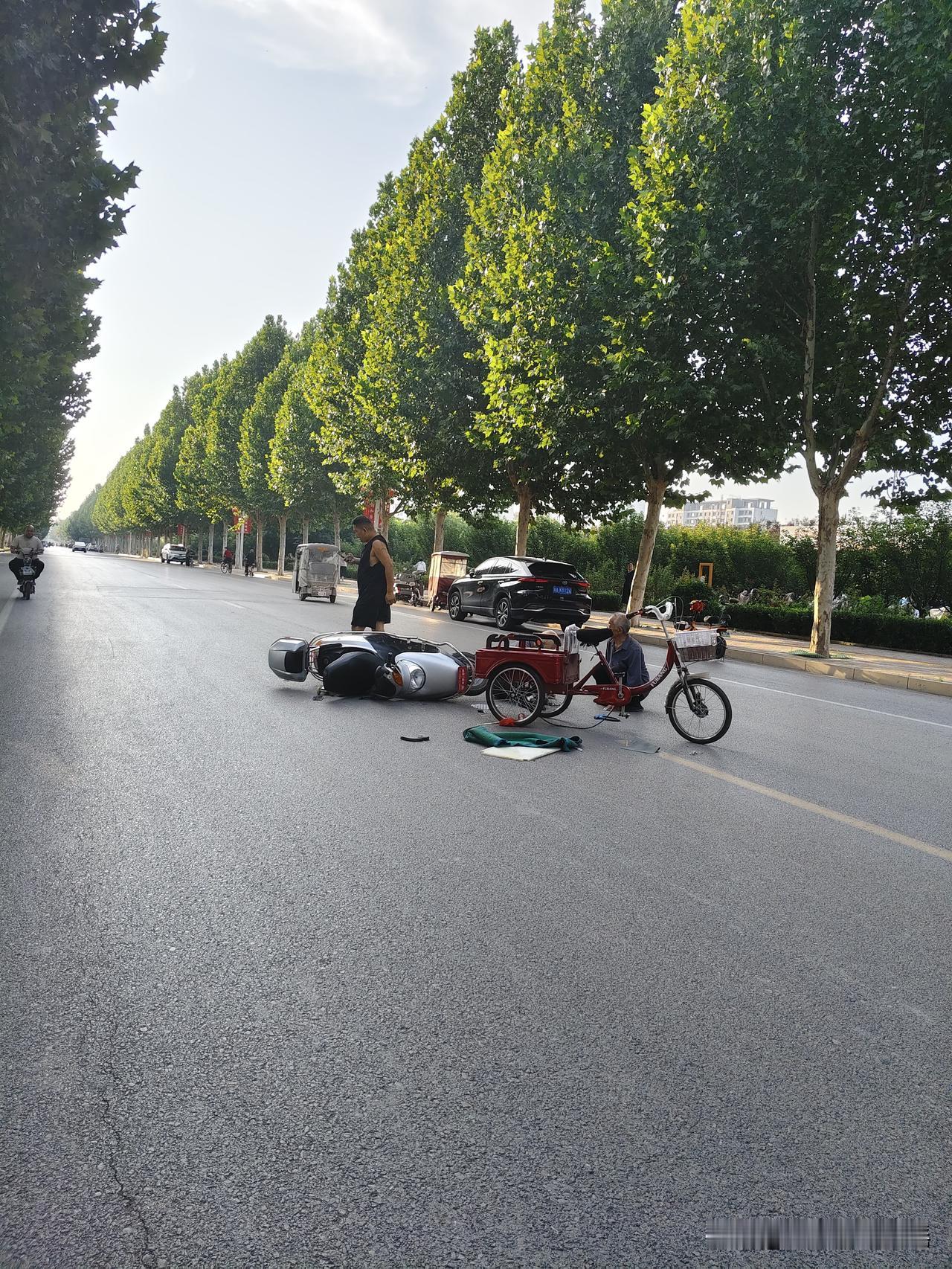 早晨开车骑车跑步散步在路上一定要注意！

你看，这么宽的大公路，一辆电摩与一骑三