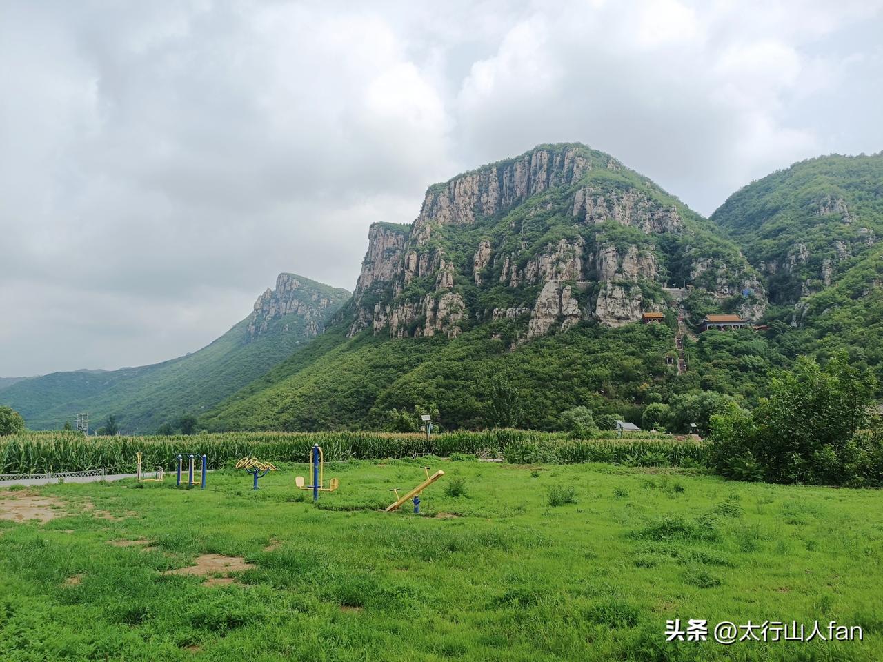 绿意葱茏的渡口广阳山
——广阳山位于沙河渡口村，山崖陡峭险峻，植被郁郁葱葱。相传