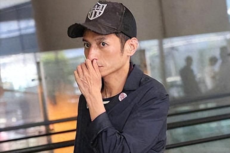 从湖南"台柱子"，到无妻无子被封杀，谢娜直呼认不出的他经历了啥
 
 

 
 