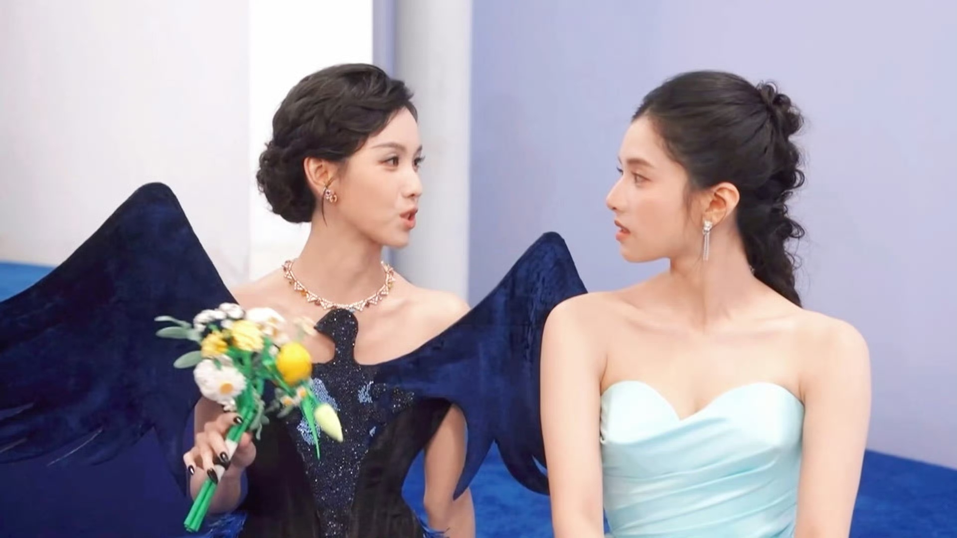 陈都灵张婧仪热聊陈都灵张婧仪聊啥呢陈都灵张婧仪后台一直在热聊，两位美女聊啥呢？ 