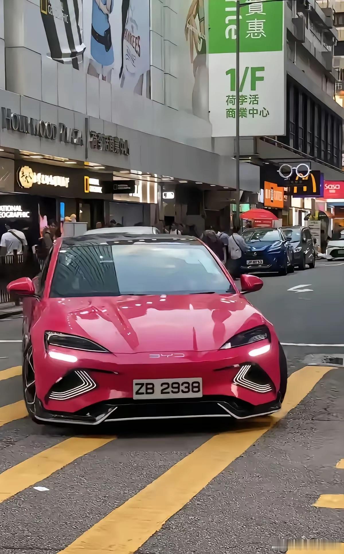 越来越多的比亚迪车出现在香港街头，车牌一换，颜值真不一样。 ​​​
