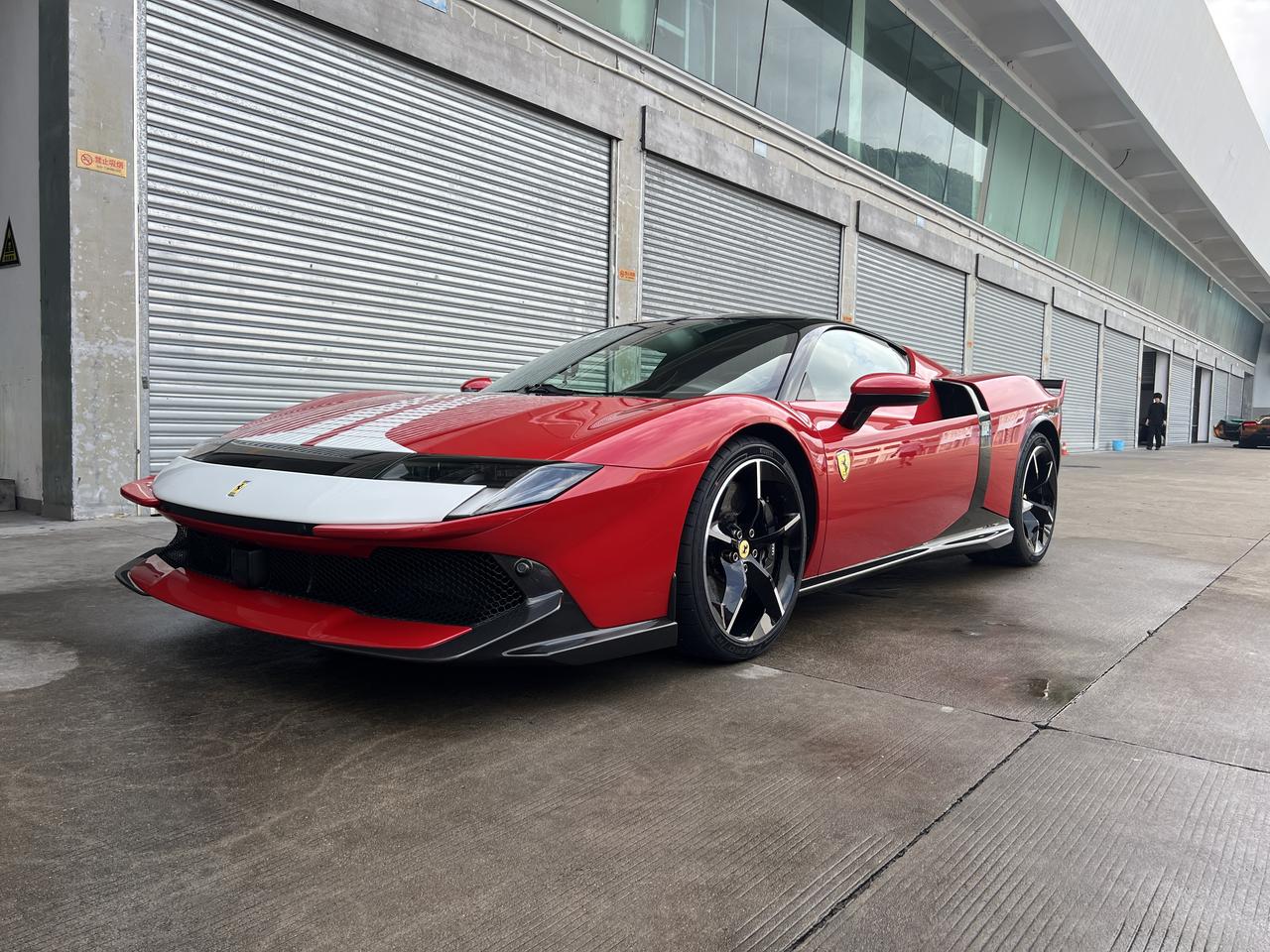 你能想象一台1050匹
0-200km/h只要6.3秒
极速可达330km/h的