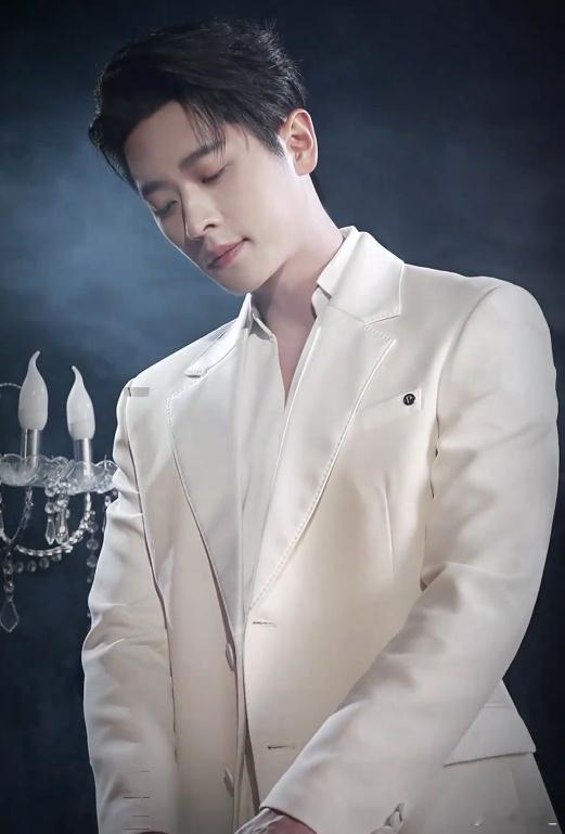 丞磊顶级阴湿男鬼味丞磊这身白西装也太杀了！矜贵禁欲还带点阴湿感，眼尾一勾就是夏侯