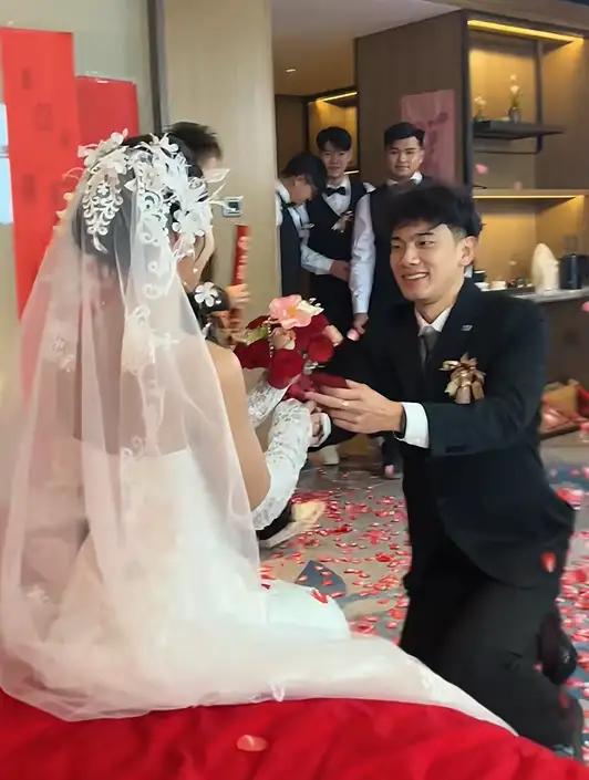 广西男子接亲错认新娘，给伴娘送手捧花，事后越辩越黑，女方气炸。
这起广西男子接亲