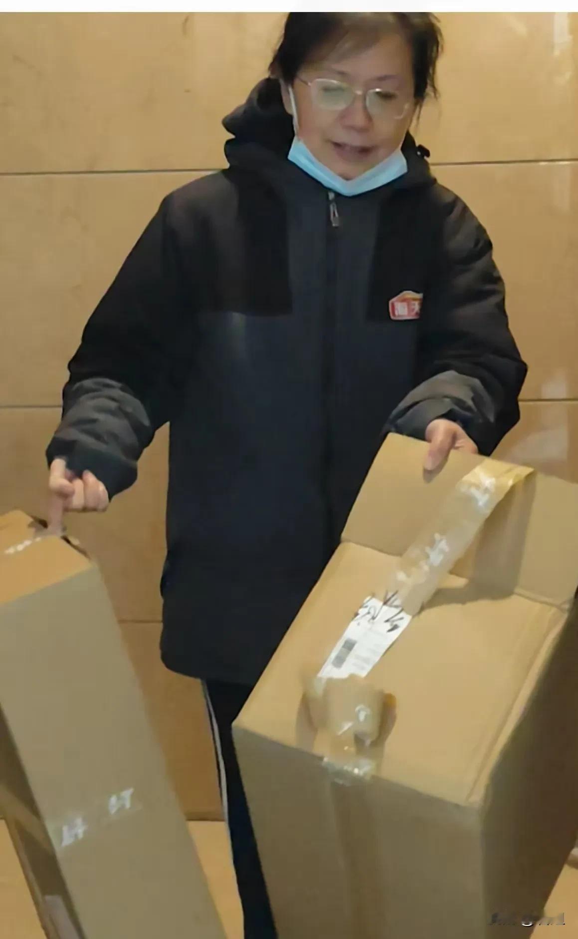 春日生活打卡季看我一只手拎一个纸箱，里面装的啥？这是迟到的礼物🎁《三、八》福利