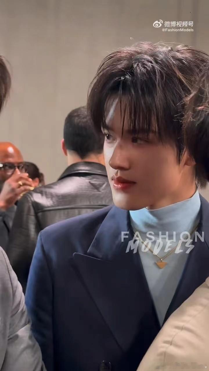 张极Prada秀场怼脸镜头 高清怼脸镜头下皮肤状态还这么好，张极真的扛住了，干净