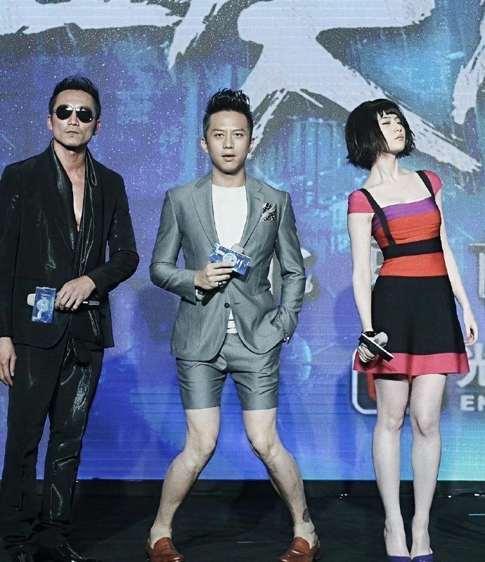 这张图片有意思！邹兆龙还是那么有型那么Man，反观邓超这油头粉面的造型，还有这身