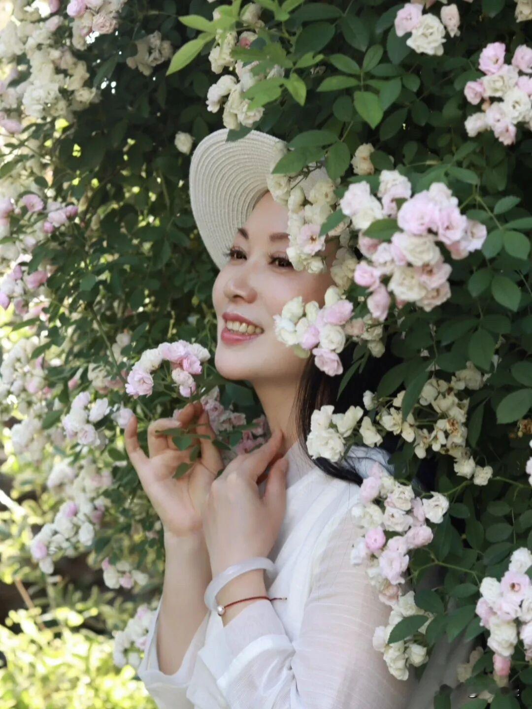 蔷薇花下，美人如花。
我是女的，我都想多看两眼呢……照片拍得是真美呀！
这张照片