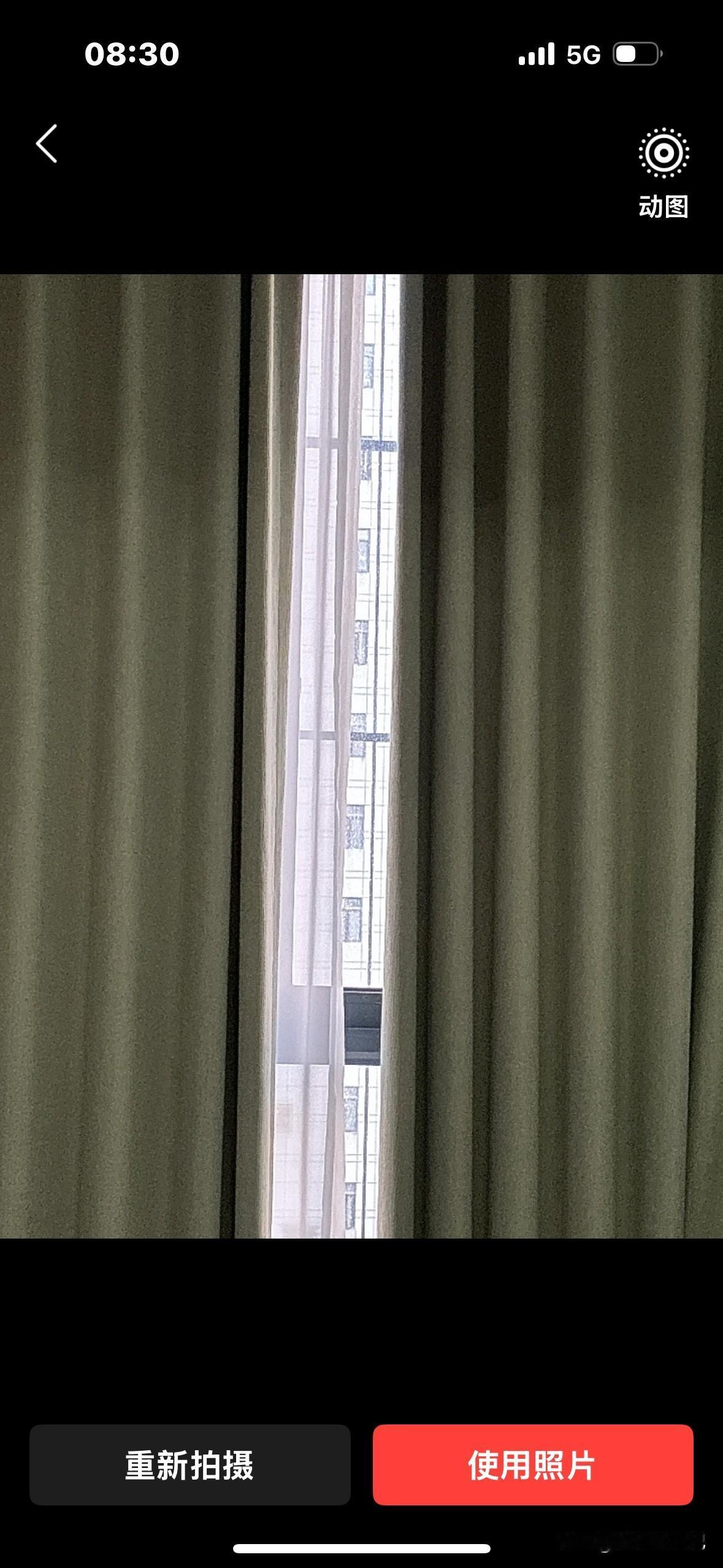 缝隙中的世界，
晚上会有灯光进来
那是别人的灯火
一样四季三餐
不一样的人生轨迹