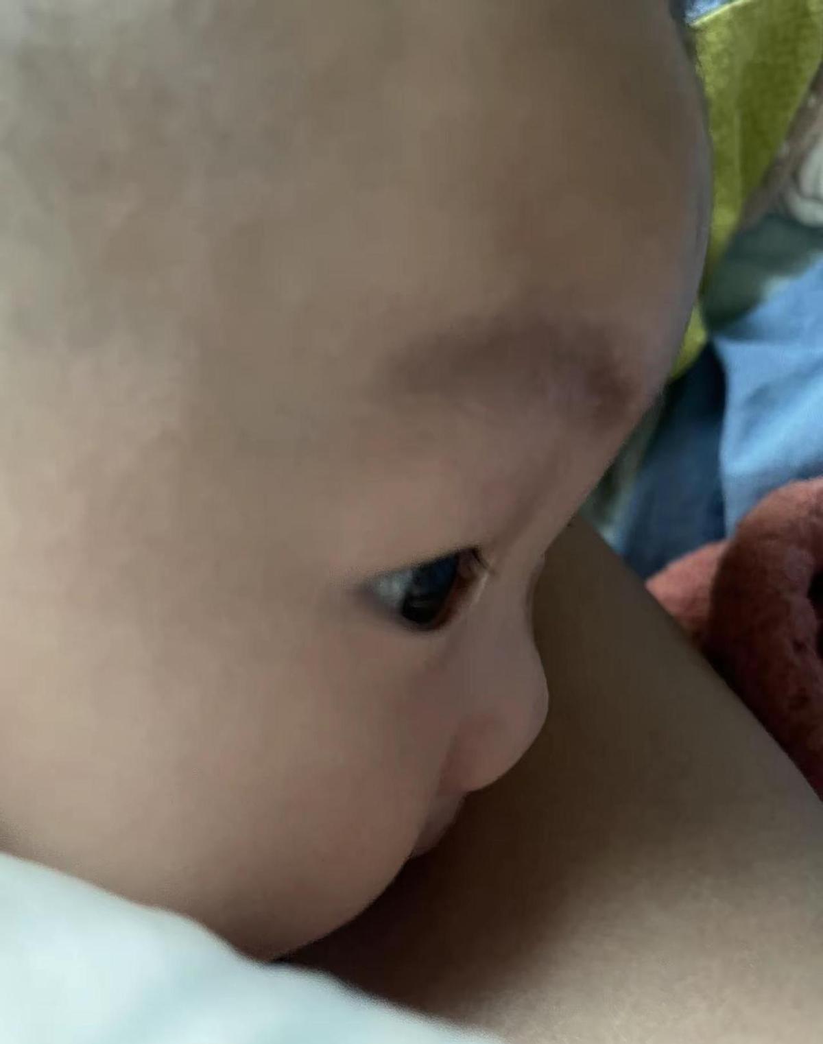 宝宝一笑，世界都安静了。
你有没有发现，娃那双小眼睛一眨，心就化了。
大人忙成狗