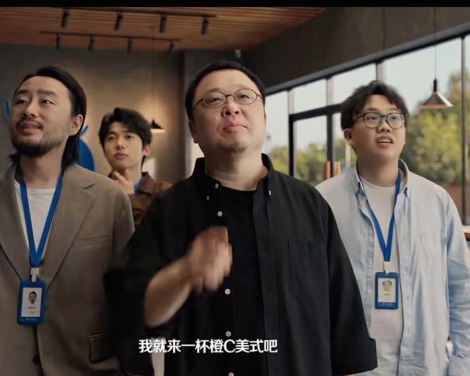 我问我老板
罗永浩都这么有钱了，怎么还给瑞幸拍广告啊，不怕掉价吗？
我老板说，谁