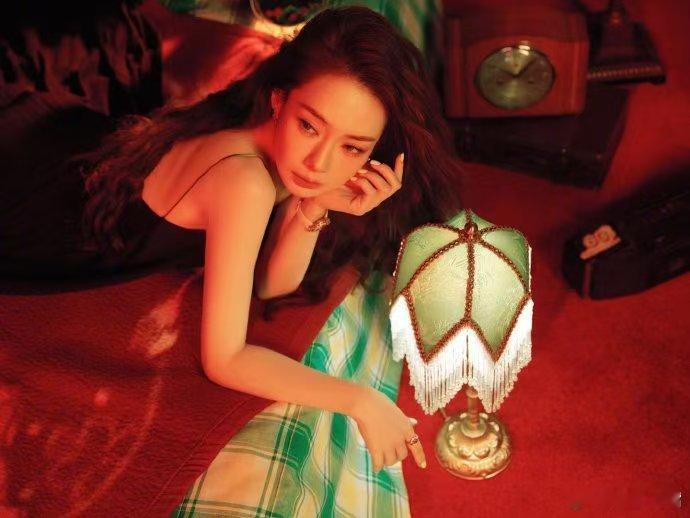 戚薇我从夏友善的时候就跟着你了初心不改热爱依旧！戚薇北影节红毯美出新高度，一袭黑