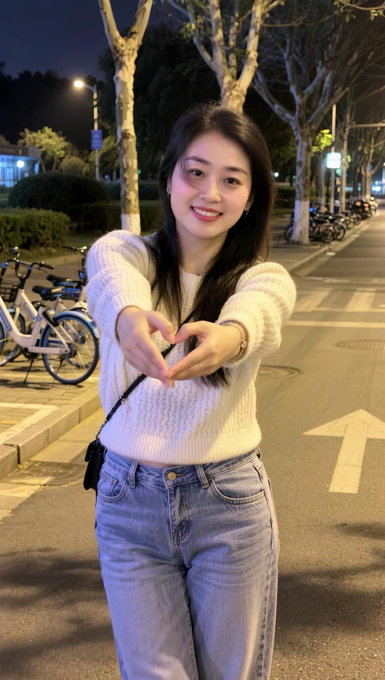 今天出来玩，特意打扮了3个小时，家人们能不能给我看看，我今天这身搭配怎么样，好看