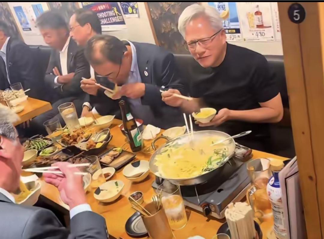 63岁的黄仁勋现身日本东京一间小店吃面条，一帮日本商界大佬陪同，他们一边吃一边谈
