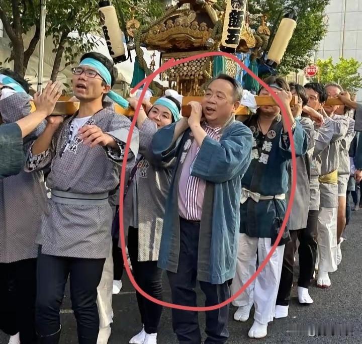 卖力表演的汉奸
今天晚上，遭到家族除名的汉奸石平在日本东京墨田区参加当地祭祀活动