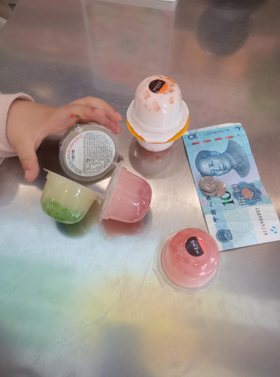 有些时候10块钱能不能满足一家三口一天的蔬菜费用，这个在很多城市是够的
但是，1