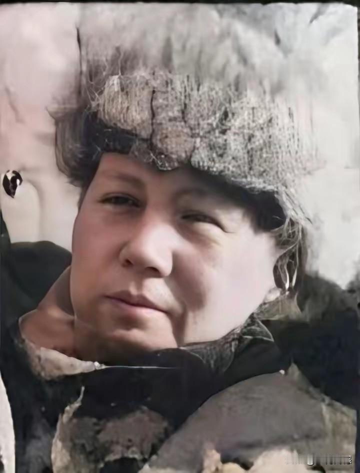 老人家的这张照片，给人留下了深刻的印象，通过照片看，老人家穿着最普通的衣服，戴着