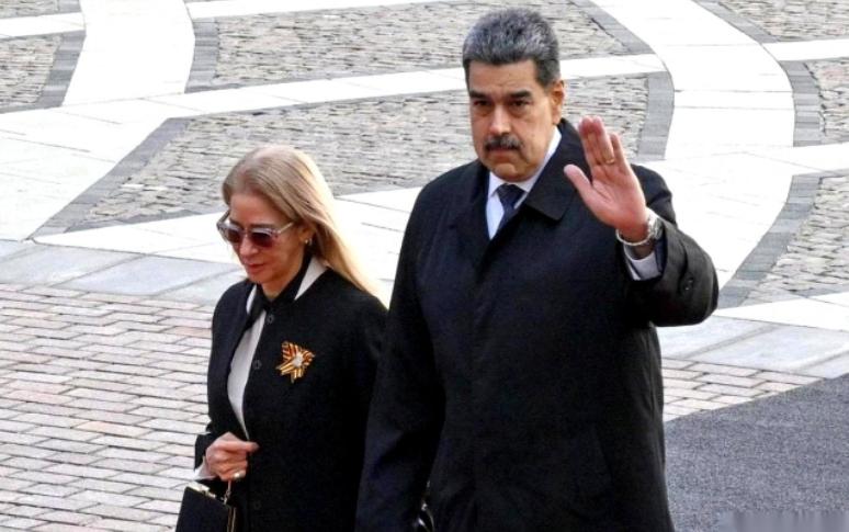 马杜罗最绝望的一刻，不是看到美国特战队，而是发现自己睡的军营，大门是敞开的！他以