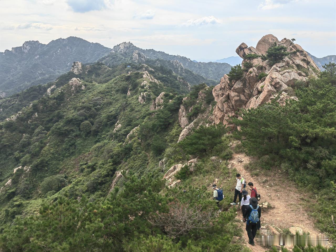 最近，青岛火了两座山：三标山和铁橛山，成了户外徒步圣地。你认为哪座山更美呢？前6