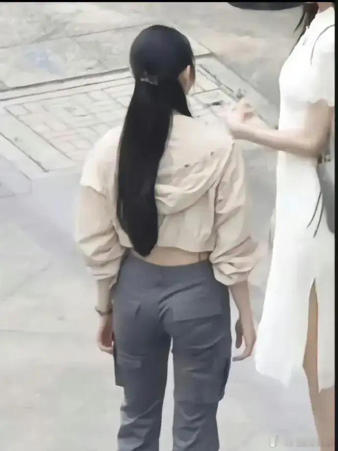 刘浩存的身材，蜂腰肥臀，恰到好处之美。 ​​​