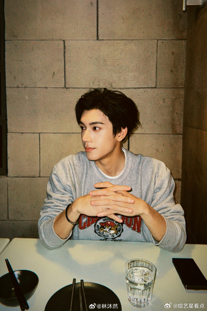 林沐然现在是单身 以前谈过恋爱其实是很正常的呀，谁年轻的时候没有谈过恋爱，而且林