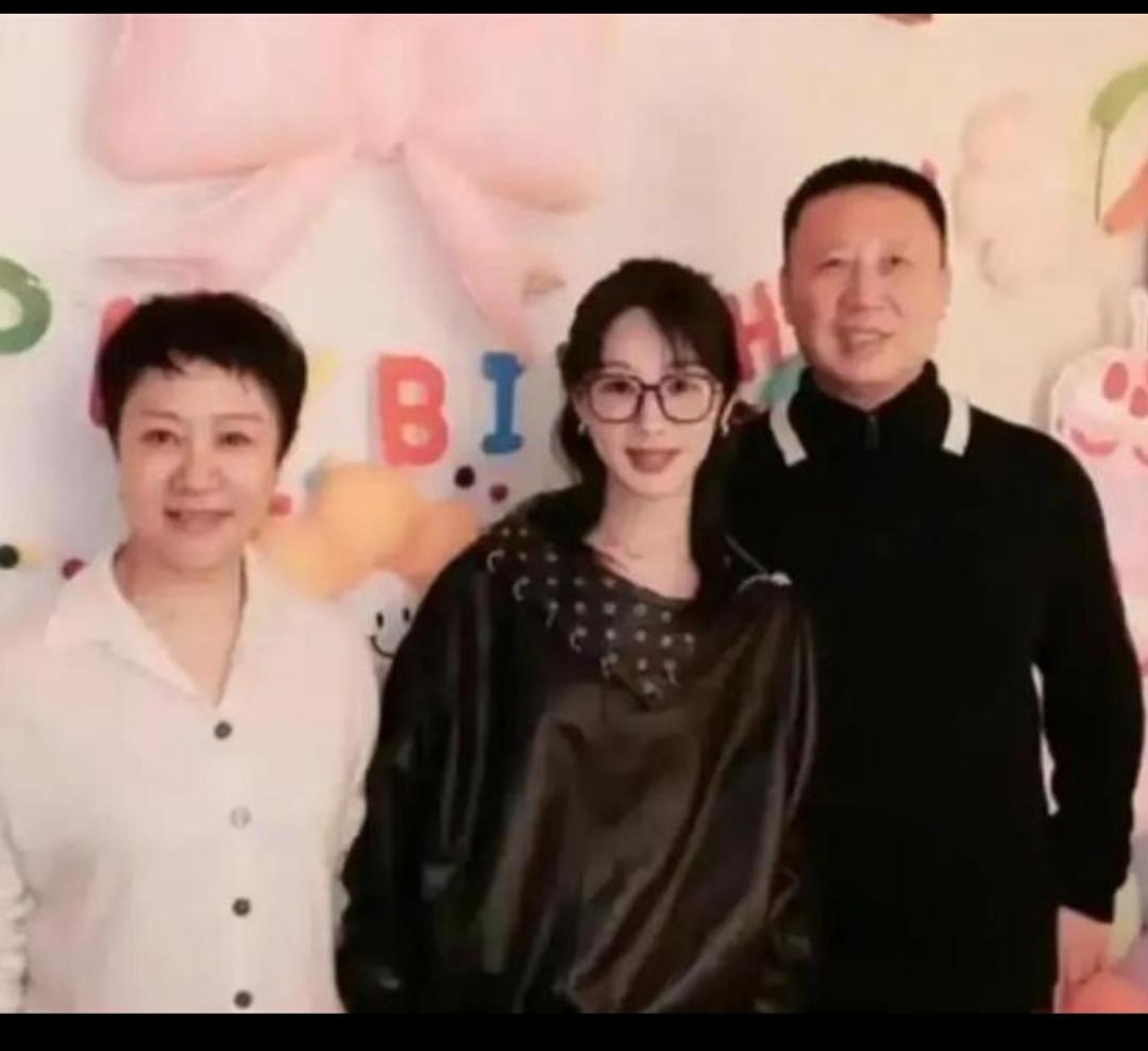 在家过生日随手拍的日常照片，素颜状态，五官和父母高度相像。
（33岁居家生日实拍