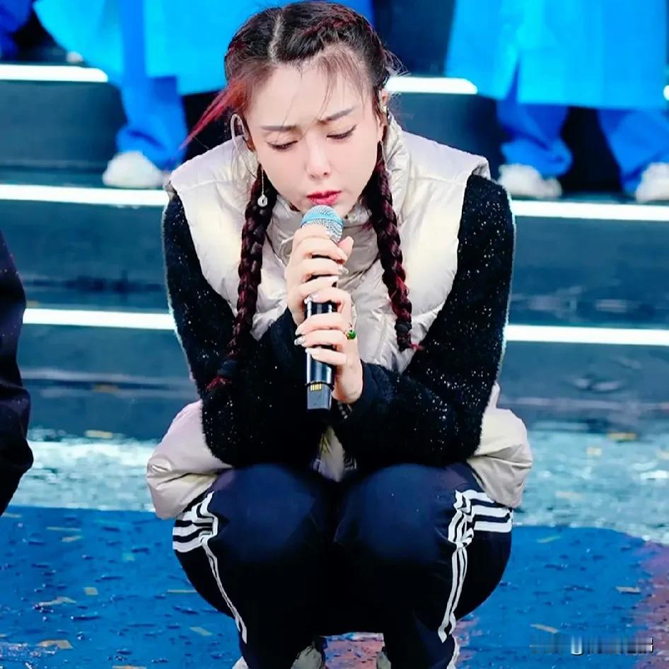 马洪涛给杨子一送了十位帅哥
评论区骂声一片，没有强大的心理承受力，马洪涛早没了。