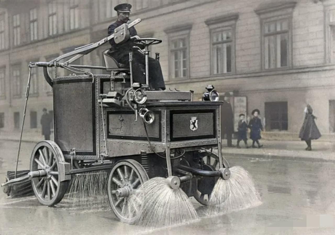 1907年的德国柏林，街头的洒水车在工作。当时的洒水车，内燃机驱动还非常少见，蒸